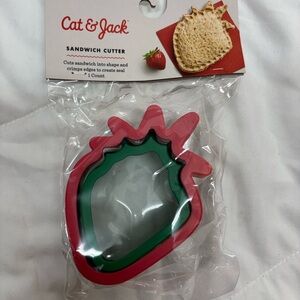 NWT Sandwich Cutter - Cat & Jack
Strawberry: Steel Cookie Shape Cutter
